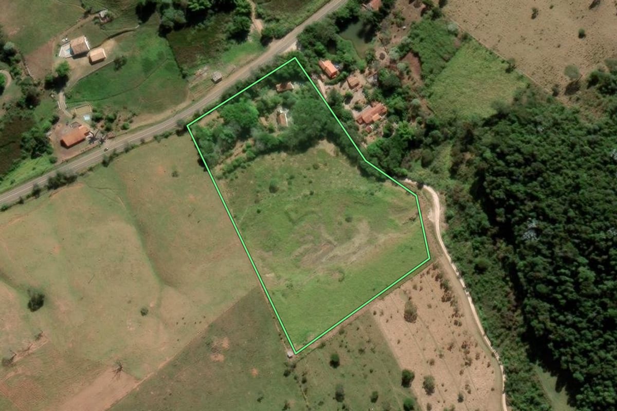 Imagem de satélite do imóvel rural em São Luiz do Paraitinga (SP), com o contorno declarado no CAR desenhado por cima.