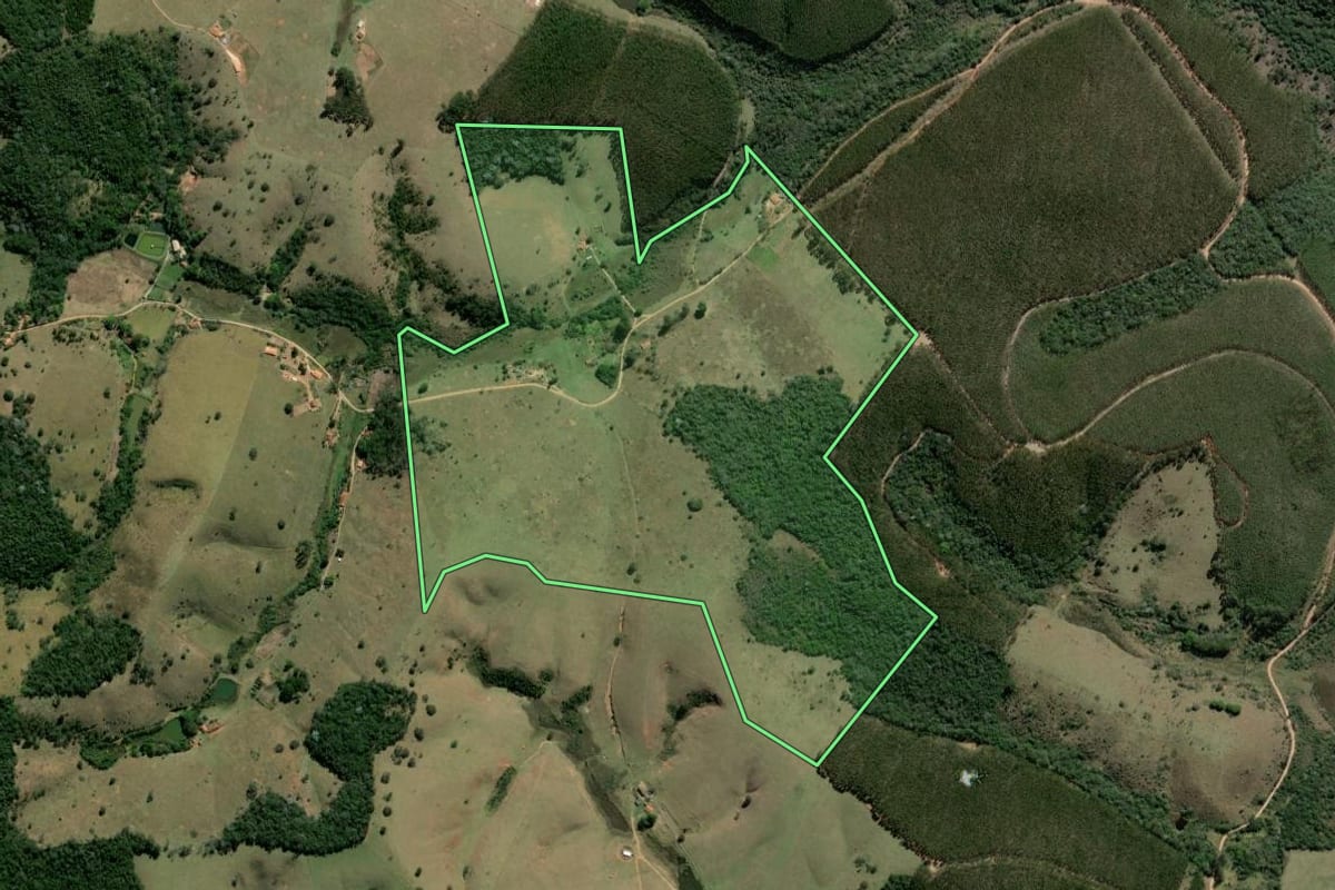 Imagem de satélite do imóvel rural em São Luiz do Paraitinga (SP), com o contorno declarado no CAR desenhado por cima.