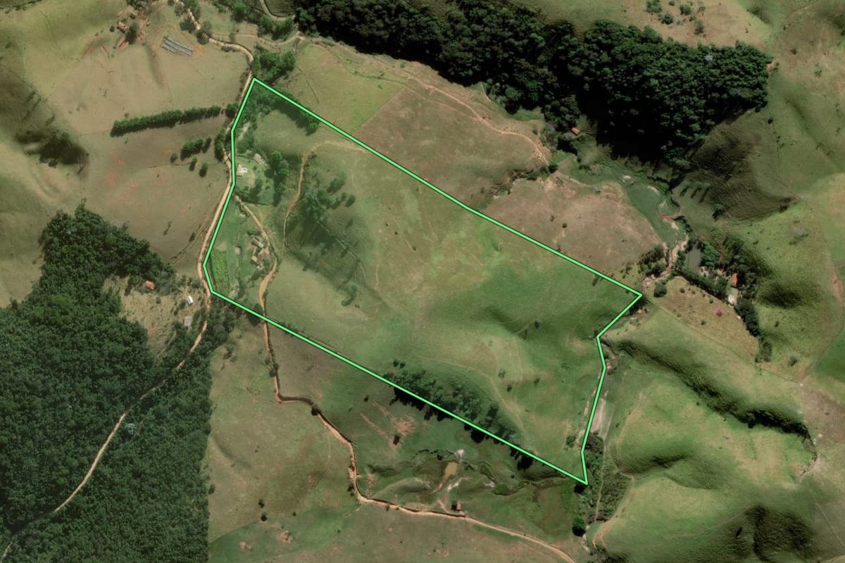Imagem de satélite do imóvel rural em São Luiz do Paraitinga (SP), com o contorno declarado no CAR desenhado por cima.