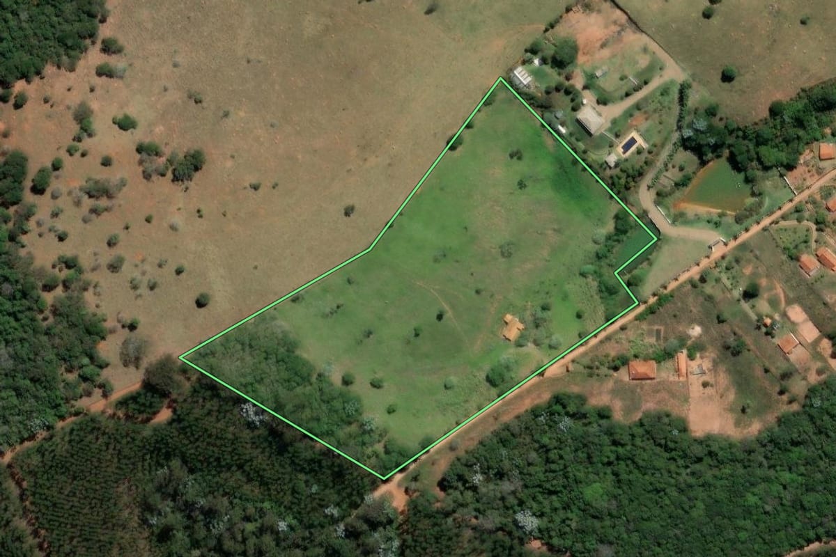 Imagem de satélite do imóvel rural em São Luiz do Paraitinga (SP), com o contorno declarado no CAR desenhado por cima.