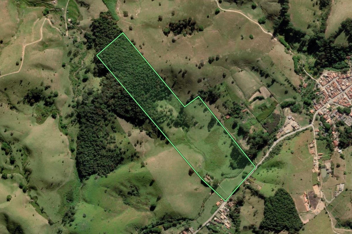 Imagem de satélite do imóvel rural em São Luiz do Paraitinga (SP), com o contorno declarado no CAR desenhado por cima.