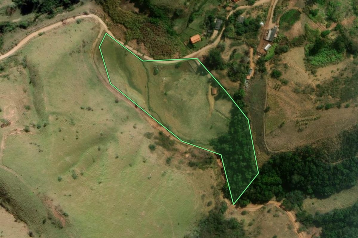 Imagem de satélite do imóvel rural em São Luiz do Paraitinga (SP), com o contorno declarado no CAR desenhado por cima.
