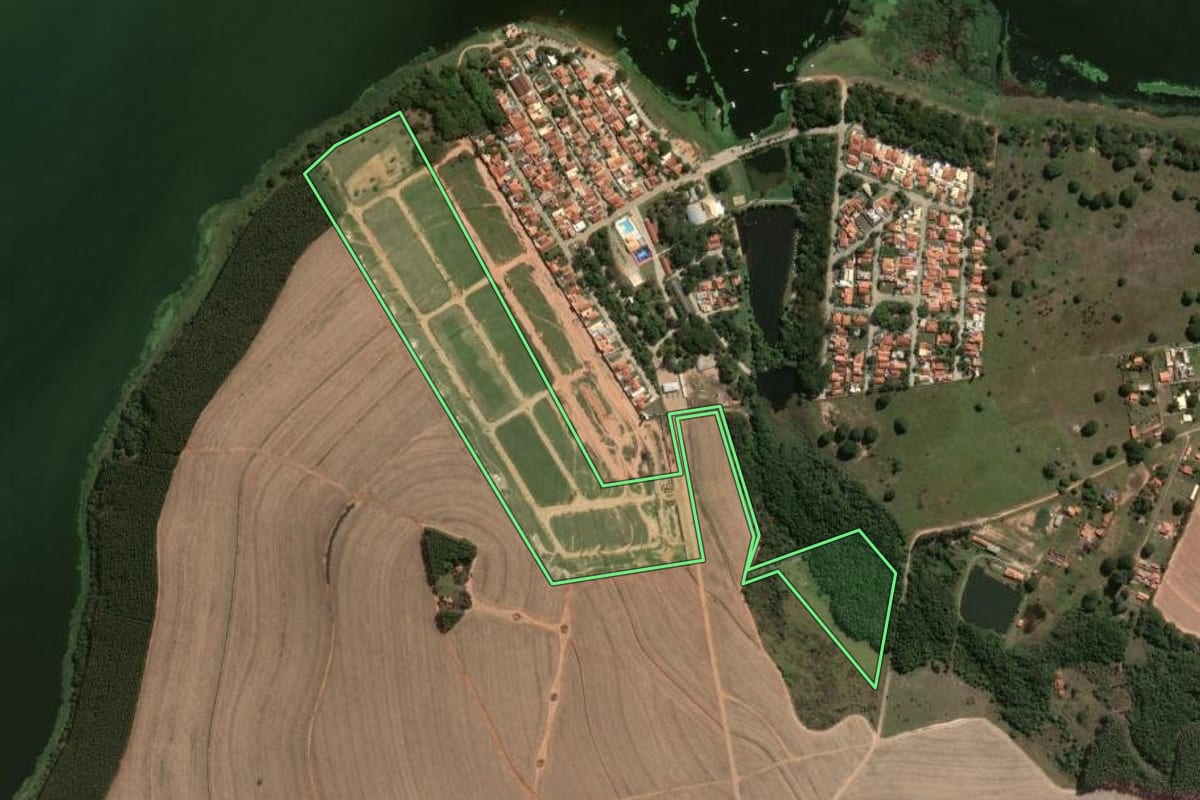 Imagem de satélite do imóvel rural em São Manuel (SP), com o contorno declarado no CAR desenhado por cima.