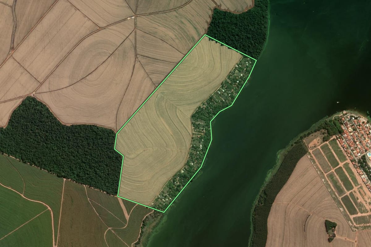 Imagem de satélite do imóvel rural em São Manuel (SP), com o contorno declarado no CAR desenhado por cima.