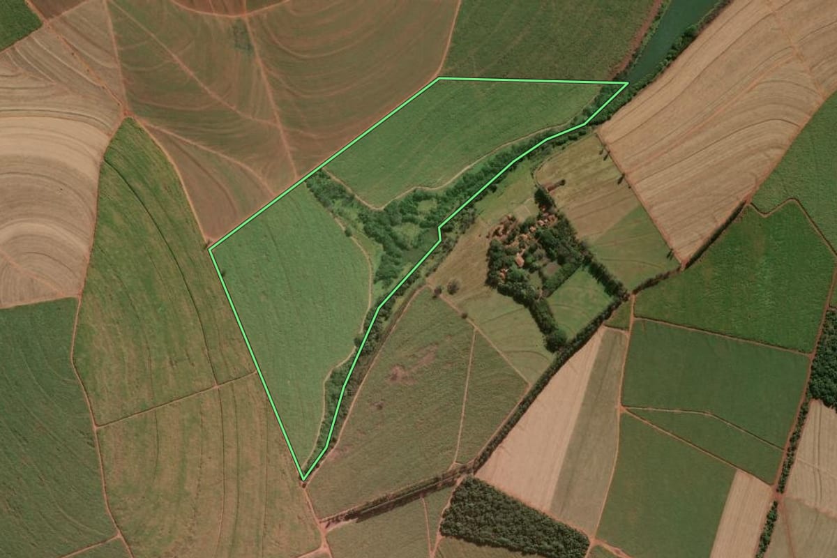Imagem de satélite do imóvel rural em São Manuel (SP), com o contorno declarado no CAR desenhado por cima.