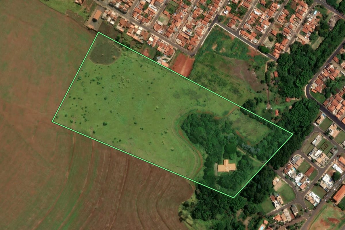 Imagem de satélite do imóvel rural em São Manuel (SP), com o contorno declarado no CAR desenhado por cima.