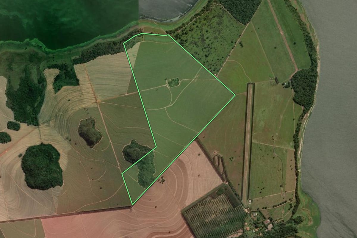 Imagem de satélite do imóvel rural em São Manuel (SP), com o contorno declarado no CAR desenhado por cima.