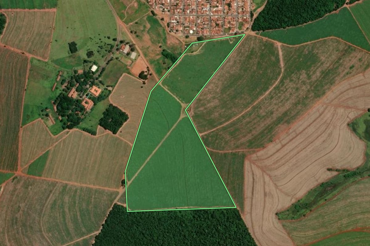 Imagem de satélite do imóvel rural em São Manuel (SP), com o contorno declarado no CAR desenhado por cima.