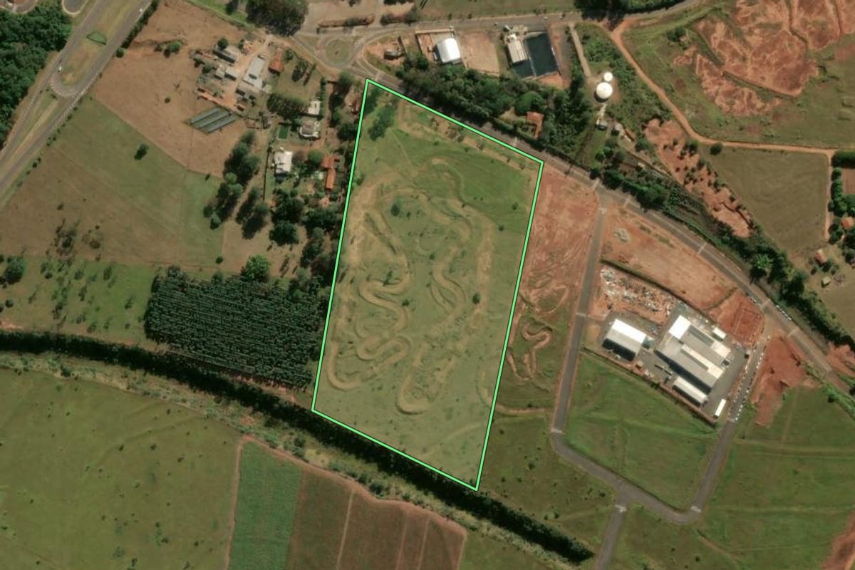 Imagem de satélite do imóvel rural em São Manuel (SP), com o contorno declarado no CAR desenhado por cima.