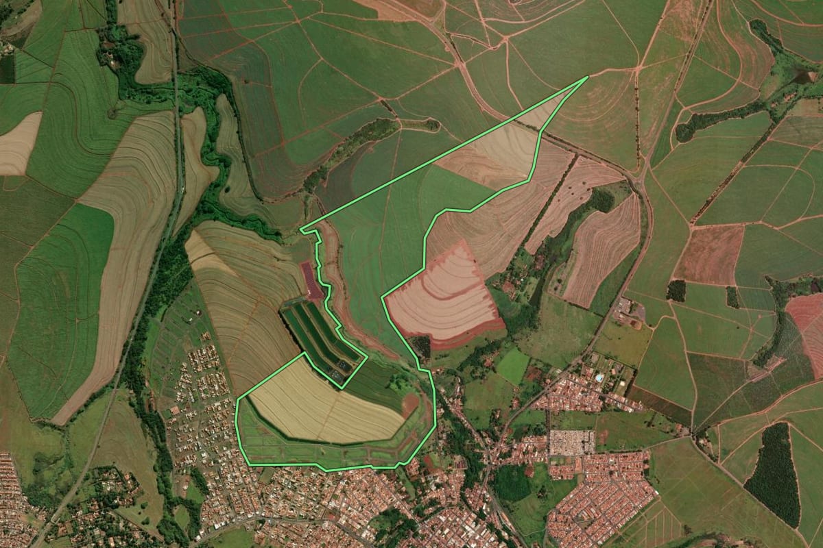 Imagem de satélite do imóvel rural em São Manuel (SP), com o contorno declarado no CAR desenhado por cima.