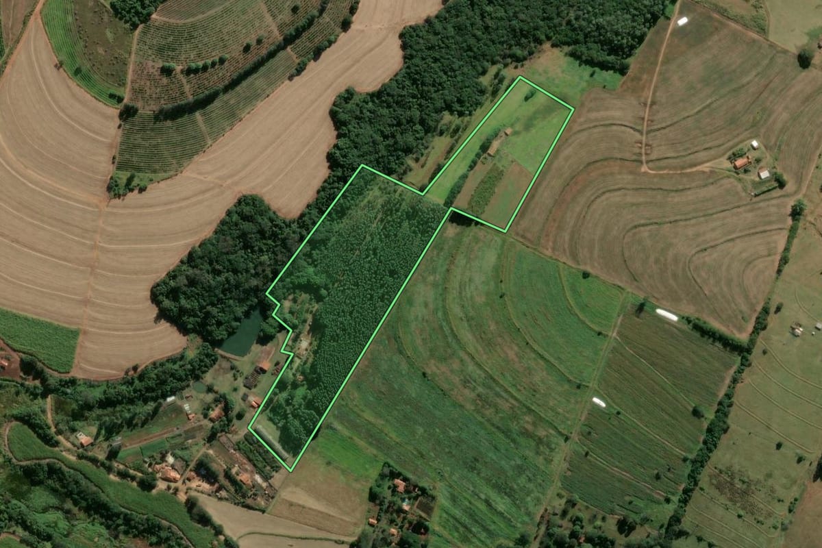 Imagem de satélite do imóvel rural em São Manuel (SP), com o contorno declarado no CAR desenhado por cima.