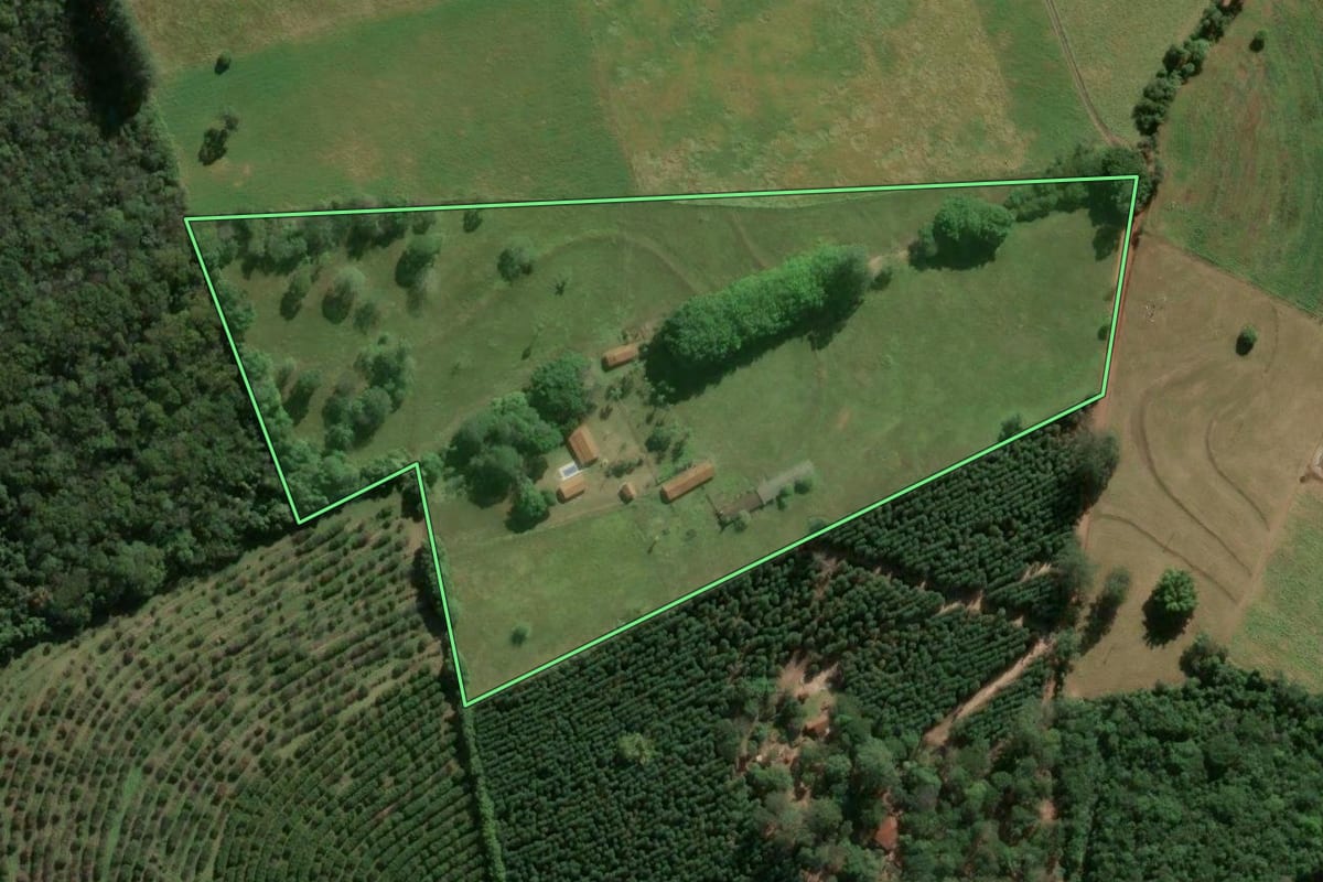 Imagem de satélite do imóvel rural em São Manuel (SP), com o contorno declarado no CAR desenhado por cima.