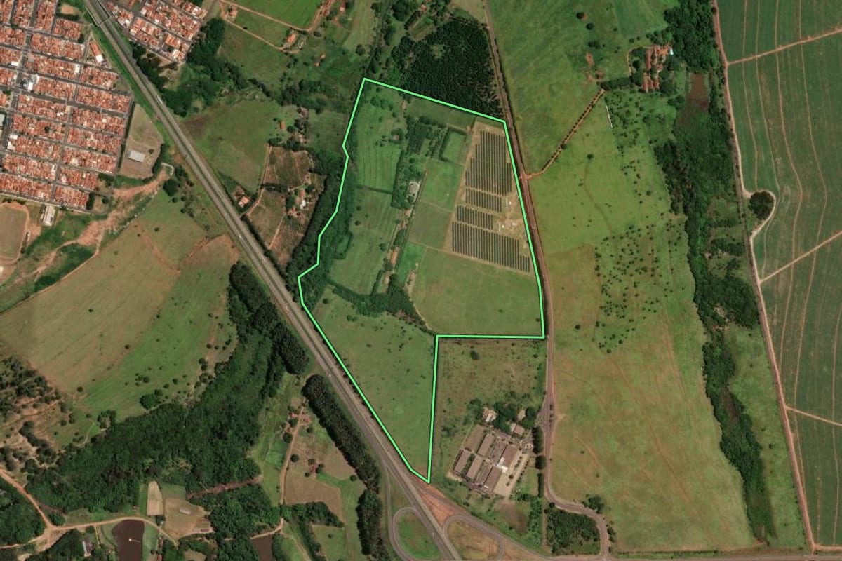 Imagem de satélite do imóvel rural em São Manuel (SP), com o contorno declarado no CAR desenhado por cima.