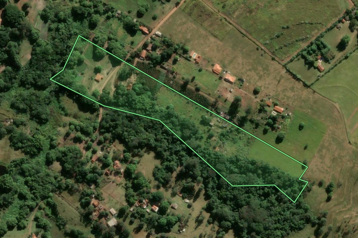 Imagem de satélite do imóvel rural em São Manuel (SP), com o contorno declarado no CAR desenhado por cima.