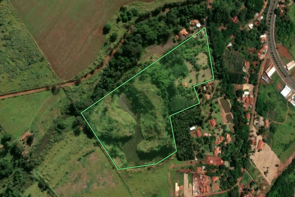 Imagem de satélite do imóvel rural em São Manuel (SP), com o contorno declarado no CAR desenhado por cima.