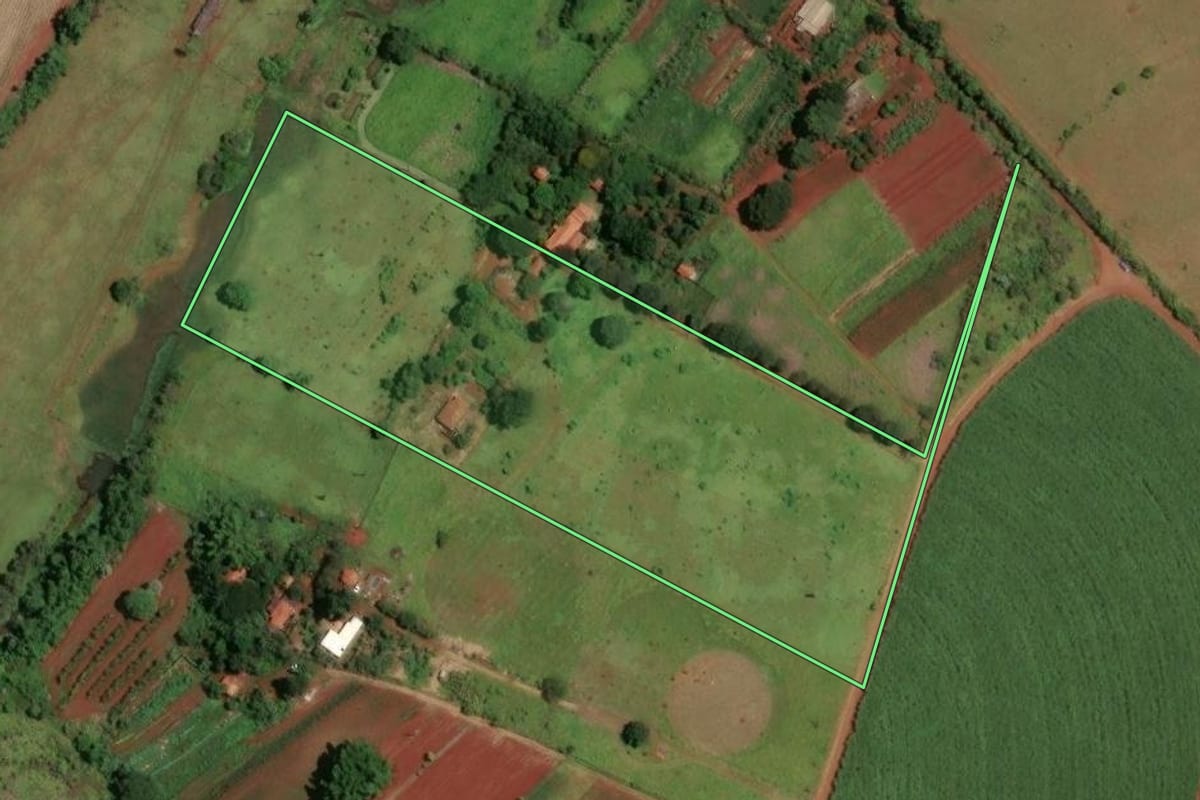 Imagem de satélite do imóvel rural em São Manuel (SP), com o contorno declarado no CAR desenhado por cima.