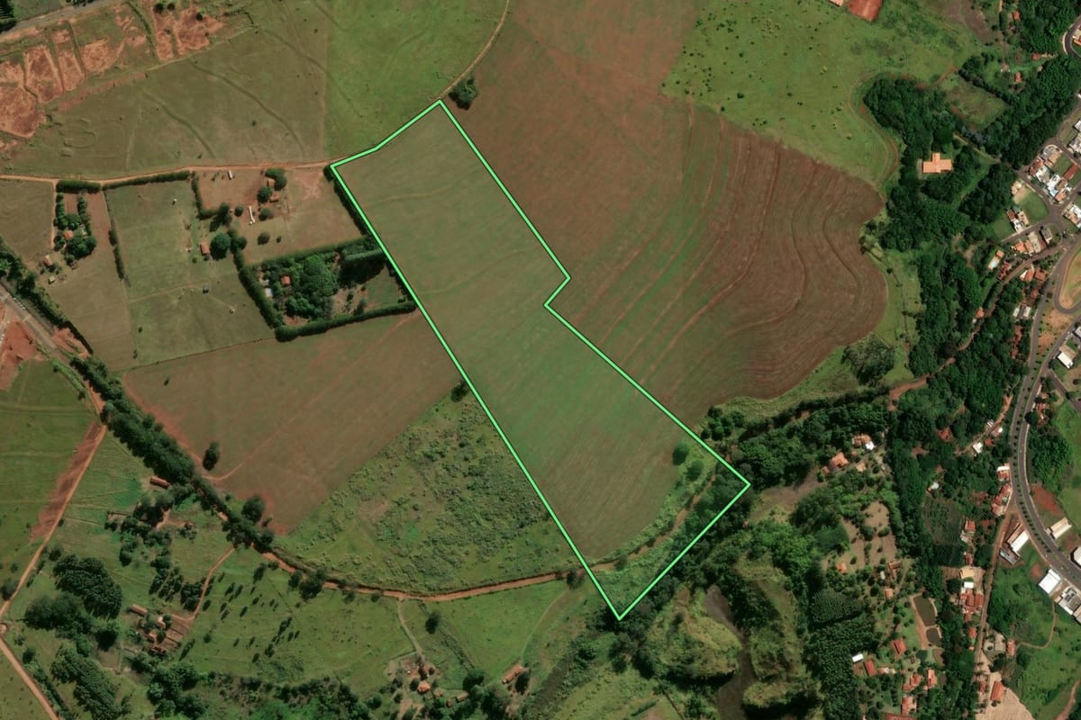 Imagem de satélite do imóvel rural em São Manuel (SP), com o contorno declarado no CAR desenhado por cima.