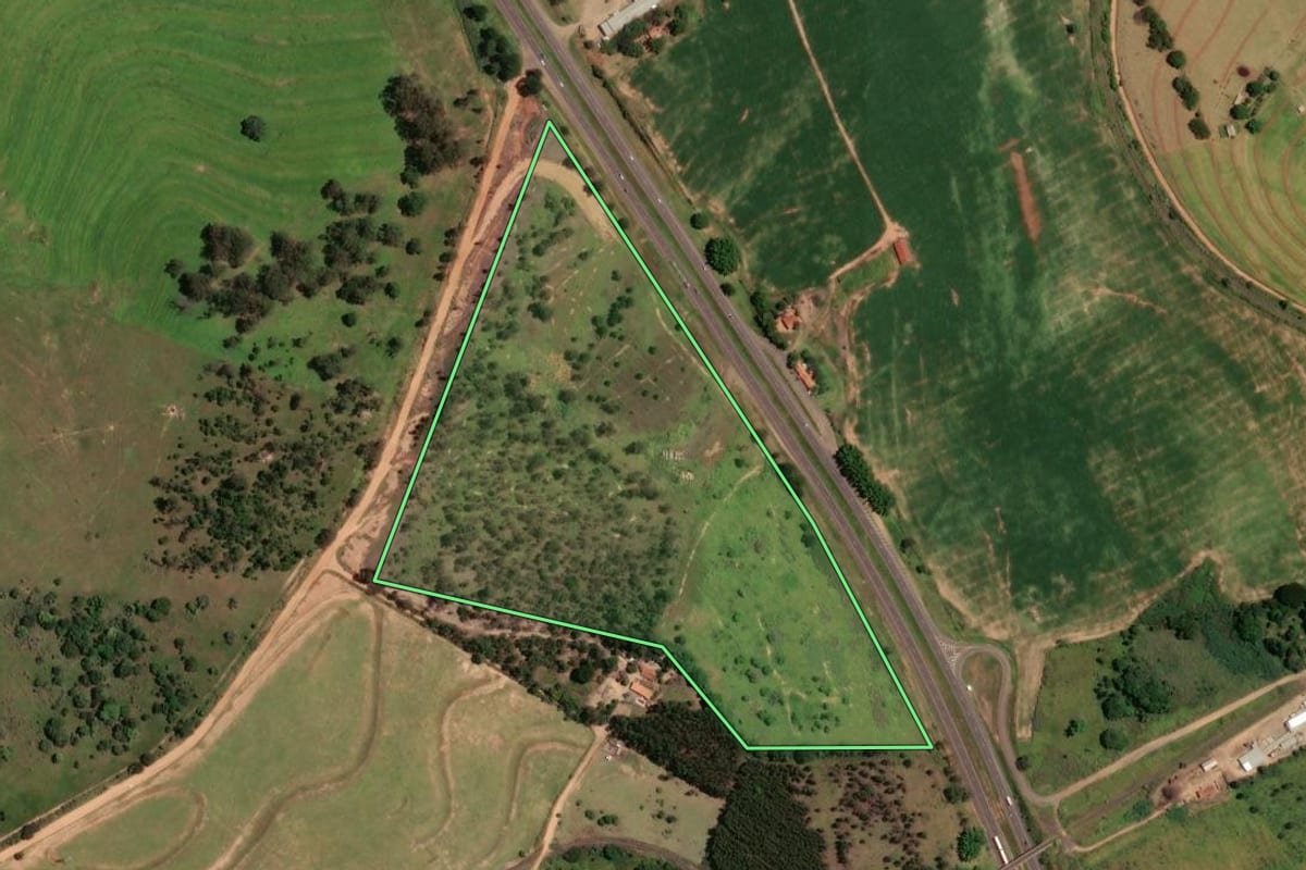 Imagem de satélite do imóvel rural em São Manuel (SP), com o contorno declarado no CAR desenhado por cima.