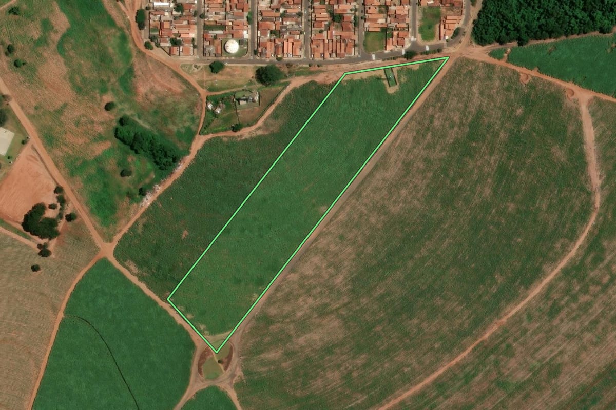 Imagem de satélite do imóvel rural em São Manuel (SP), com o contorno declarado no CAR desenhado por cima.