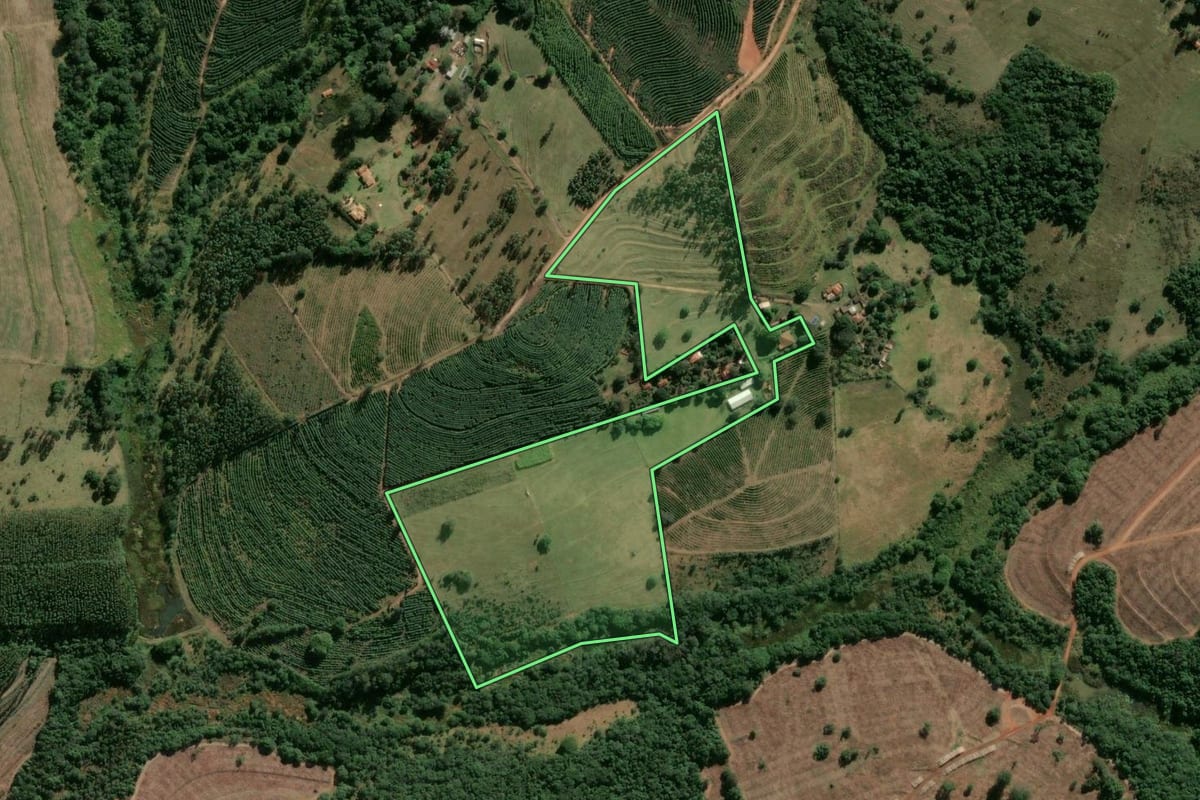Imagem de satélite do imóvel rural em São Manuel (SP), com o contorno declarado no CAR desenhado por cima.