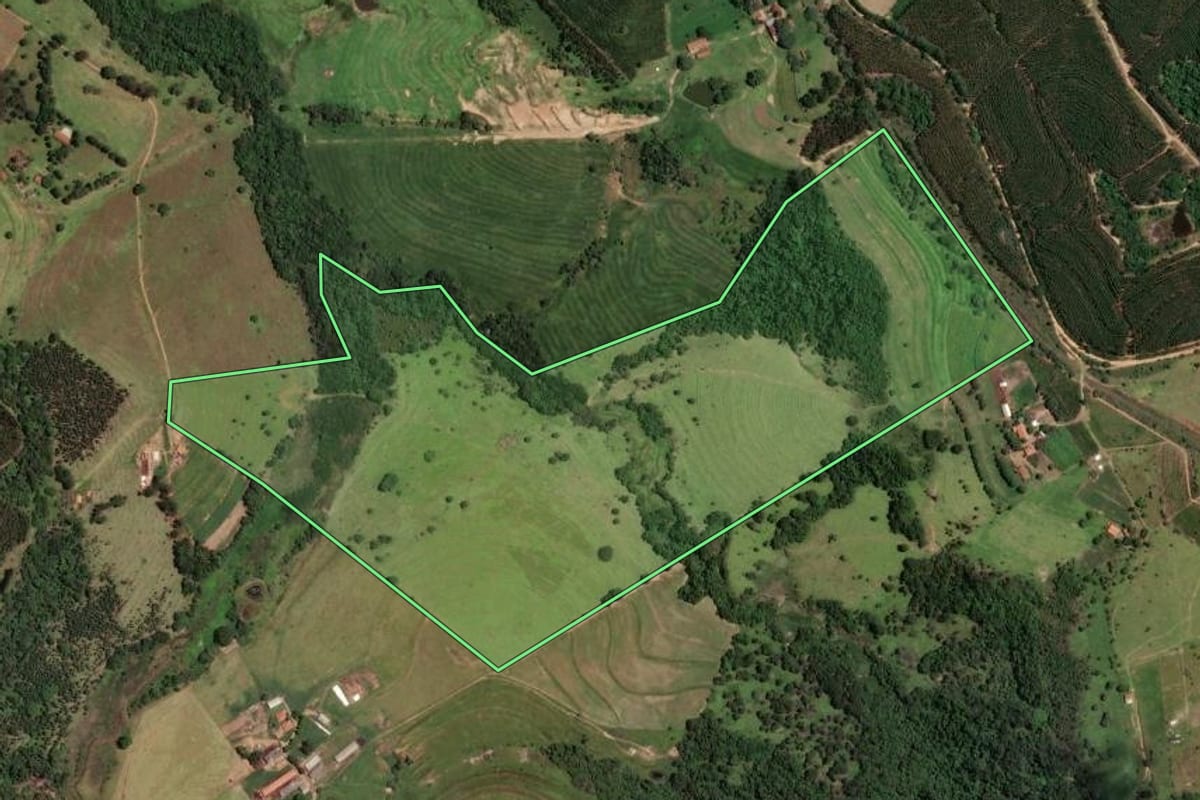 Imagem de satélite do imóvel rural em São Manuel (SP), com o contorno declarado no CAR desenhado por cima.