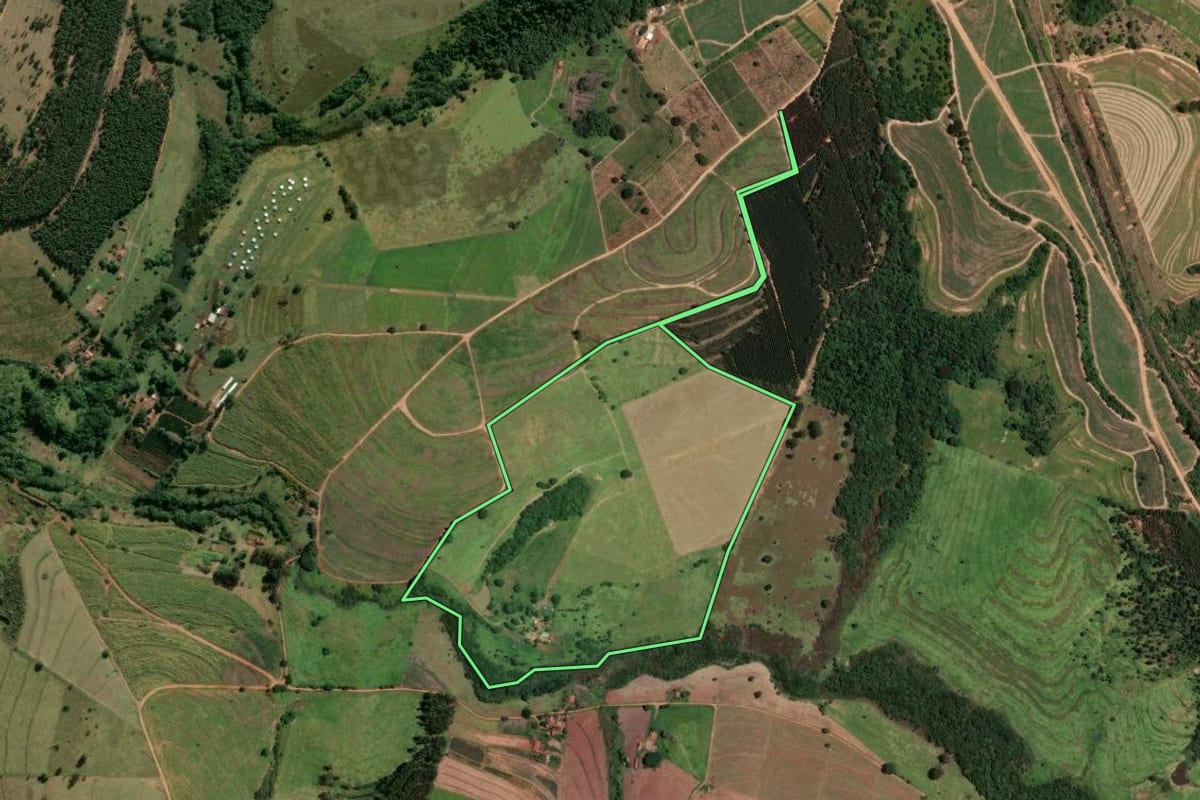 Imagem de satélite do imóvel rural em São Manuel (SP), com o contorno declarado no CAR desenhado por cima.