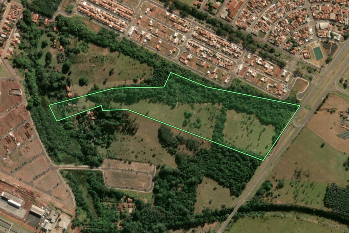 Imagem de satélite do imóvel rural em São Manuel (SP), com o contorno declarado no CAR desenhado por cima.