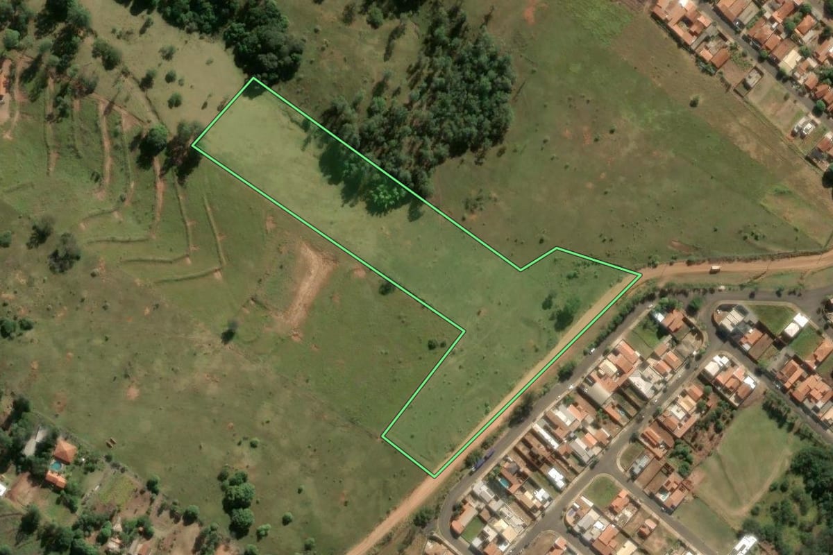 Imagem de satélite do imóvel rural em São Manuel (SP), com o contorno declarado no CAR desenhado por cima.