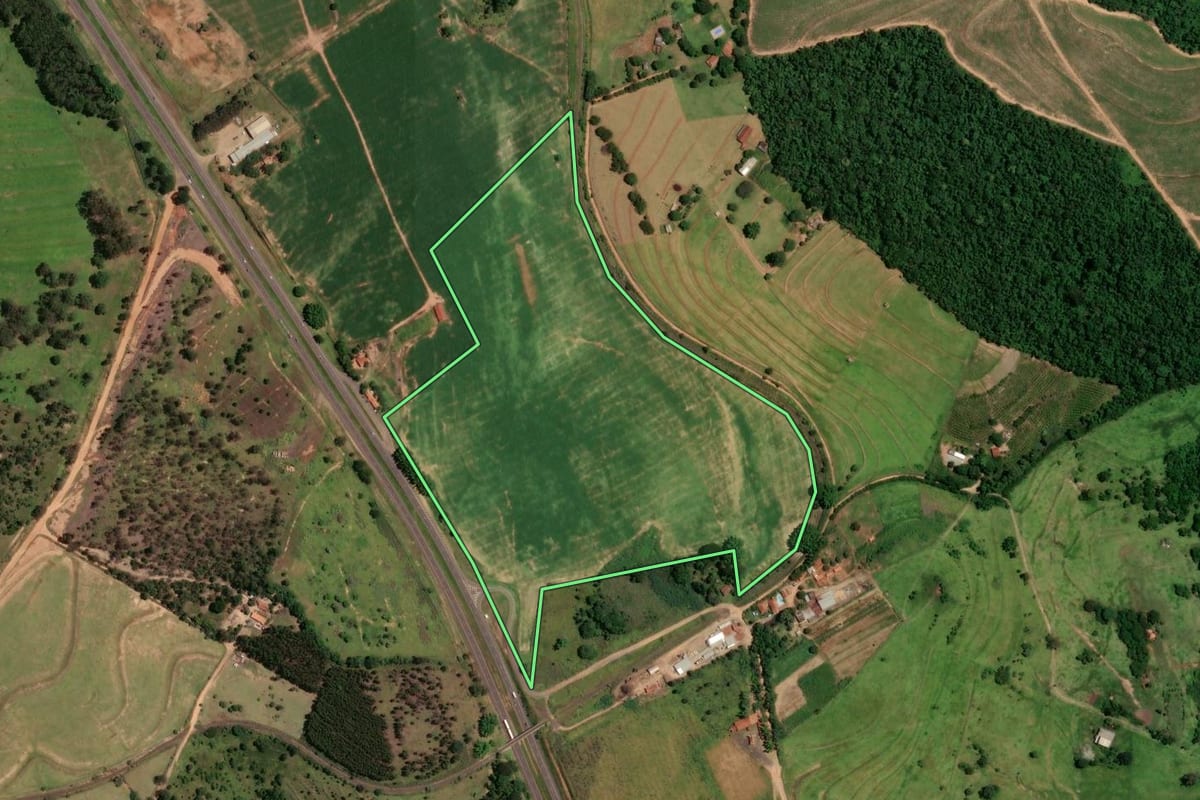Imagem de satélite do imóvel rural em São Manuel (SP), com o contorno declarado no CAR desenhado por cima.