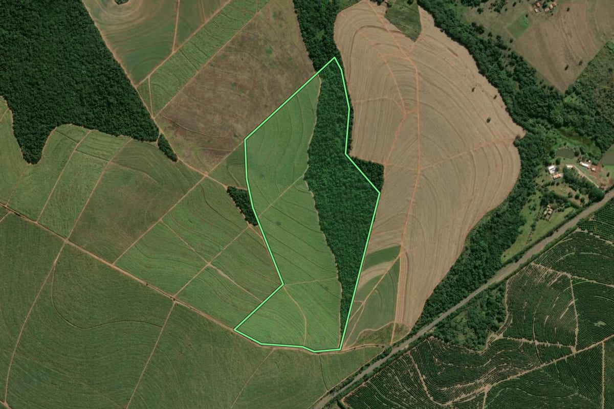 Imagem de satélite do imóvel rural em São Manuel (SP), com o contorno declarado no CAR desenhado por cima.