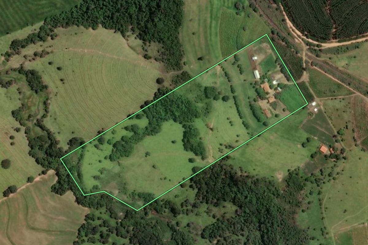 Imagem de satélite do imóvel rural em São Manuel (SP), com o contorno declarado no CAR desenhado por cima.