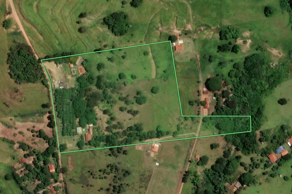 Imagem de satélite do imóvel rural em São Manuel (SP), com o contorno declarado no CAR desenhado por cima.