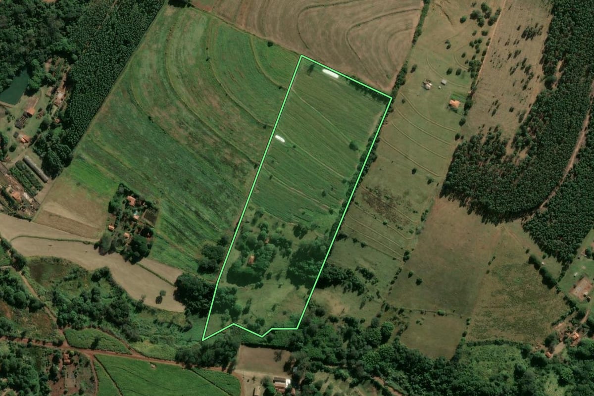 Imagem de satélite do imóvel rural em São Manuel (SP), com o contorno declarado no CAR desenhado por cima.