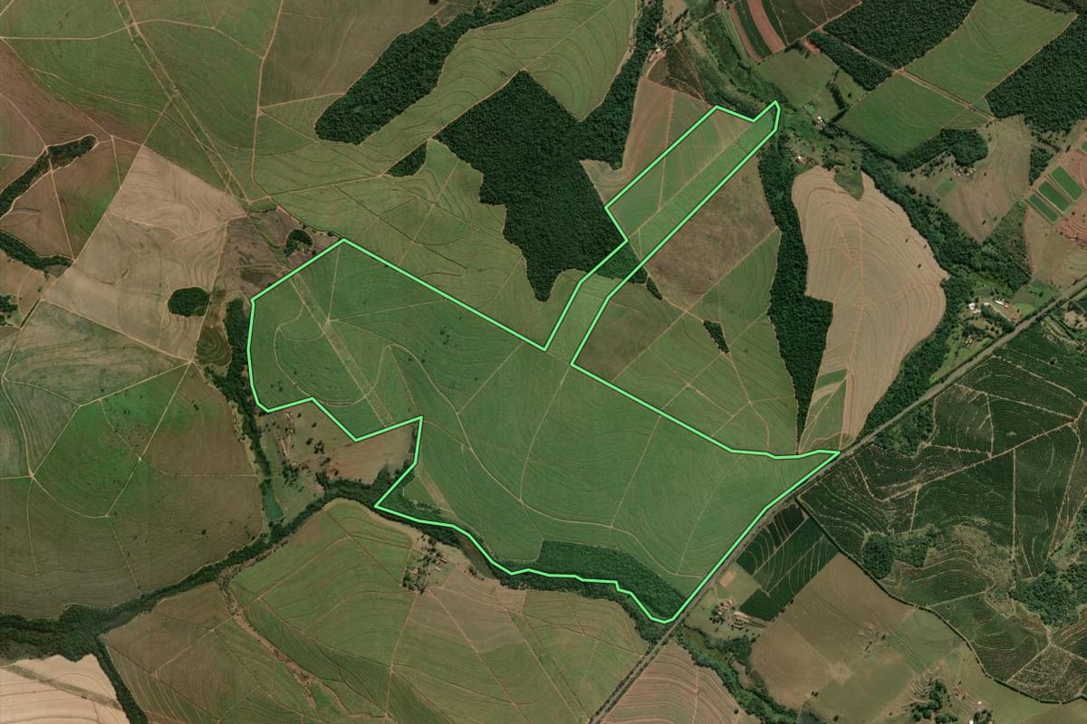 Imagem de satélite do imóvel rural em São Manuel (SP), com o contorno declarado no CAR desenhado por cima.