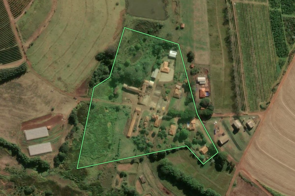 Imagem de satélite do imóvel rural em São Manuel (SP), com o contorno declarado no CAR desenhado por cima.
