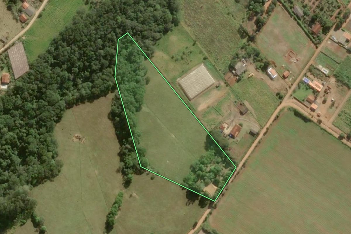 Imagem de satélite do imóvel rural em São Miguel Arcanjo (SP), com o contorno declarado no CAR desenhado por cima.