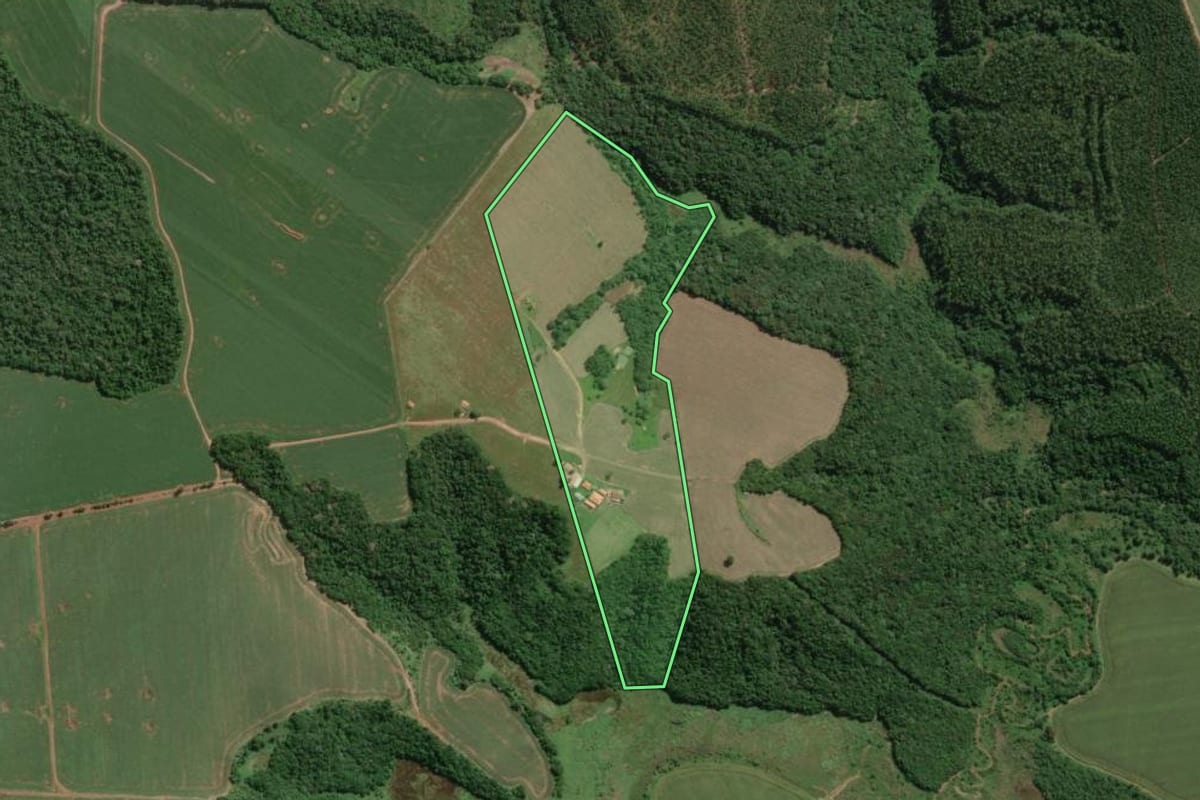 Imagem de satélite do imóvel rural em São Miguel Arcanjo (SP), com o contorno declarado no CAR desenhado por cima.