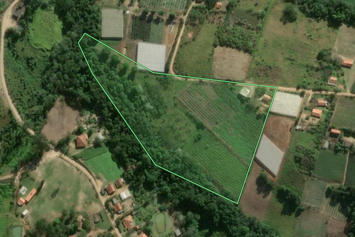 Imagem de satélite do imóvel rural em São Miguel Arcanjo (SP), com o contorno declarado no CAR desenhado por cima.
