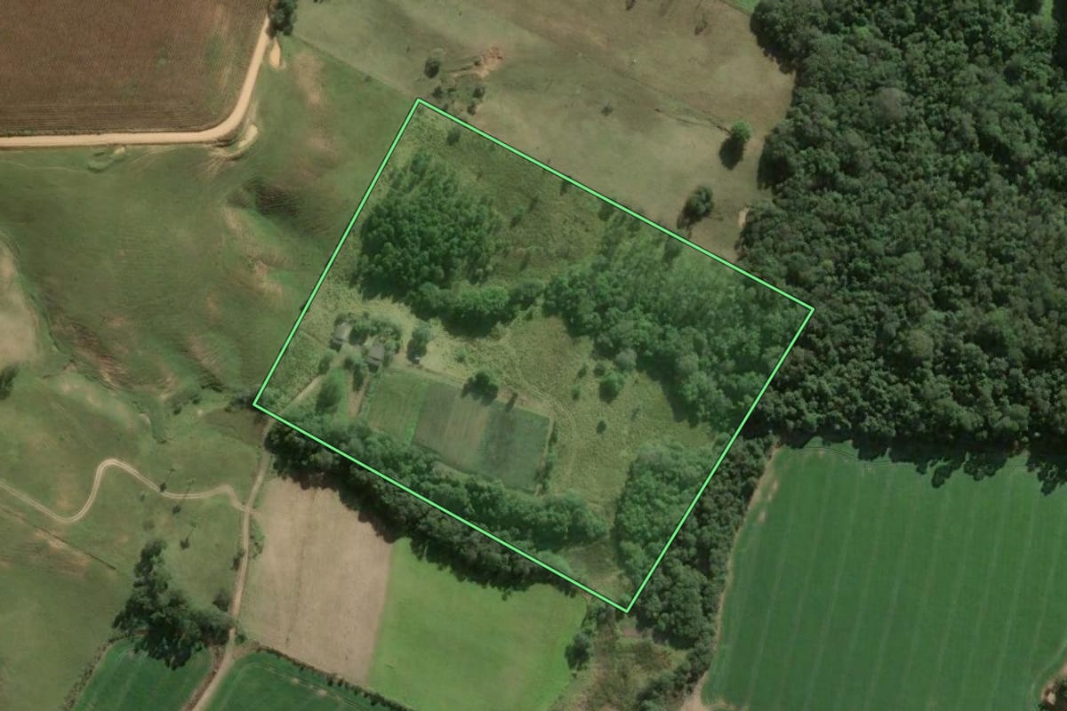 Imagem de satélite do imóvel rural em São Miguel Arcanjo (SP), com o contorno declarado no CAR desenhado por cima.