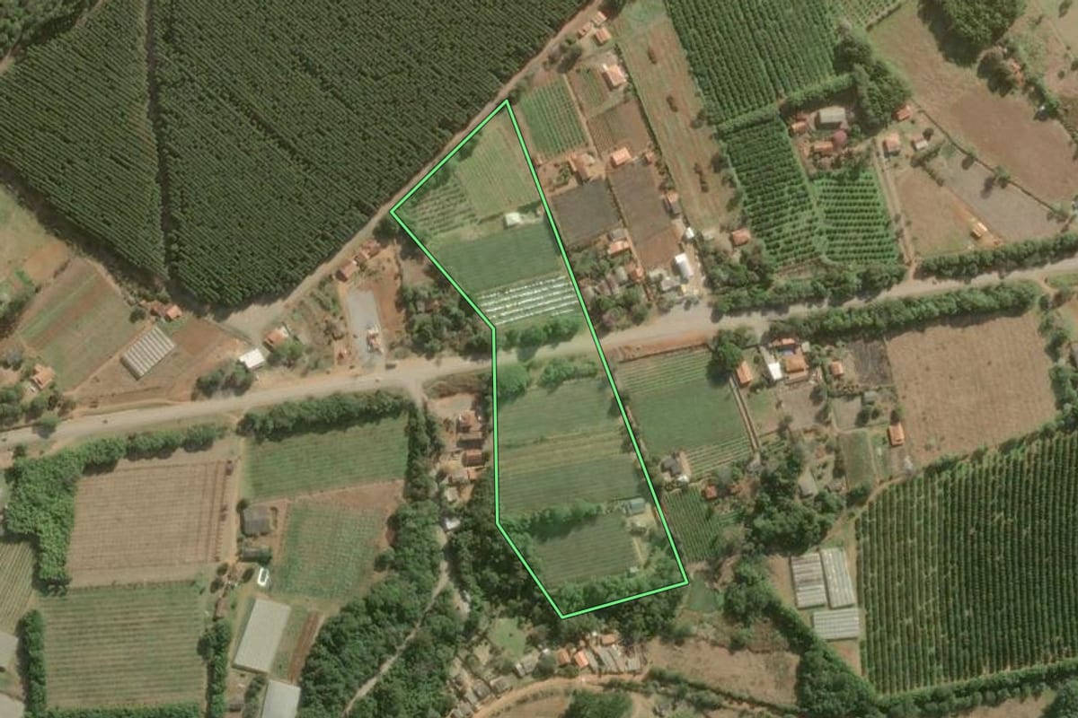 Imagem de satélite do imóvel rural em São Miguel Arcanjo (SP), com o contorno declarado no CAR desenhado por cima.