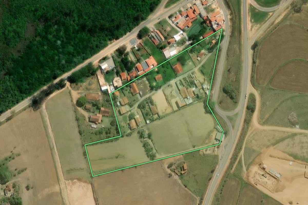 Imagem de satélite do imóvel rural em São Miguel Arcanjo (SP), com o contorno declarado no CAR desenhado por cima.