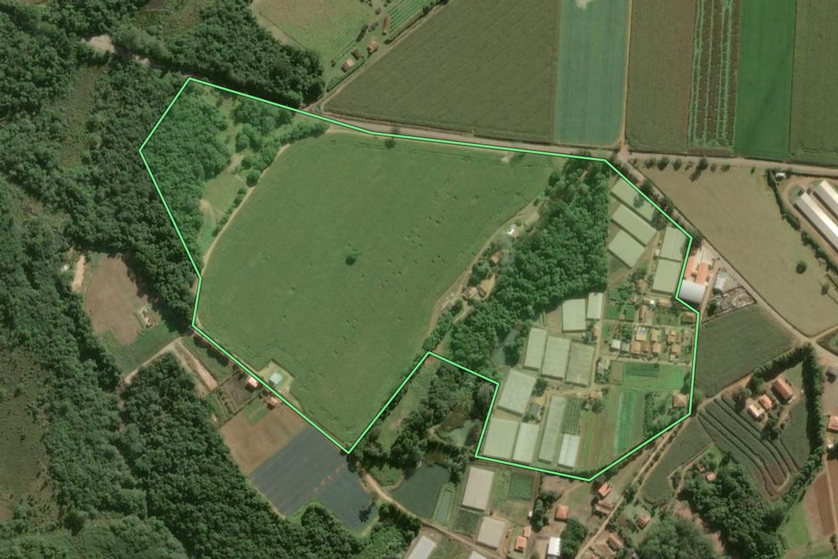 Imagem de satélite do imóvel rural em São Miguel Arcanjo (SP), com o contorno declarado no CAR desenhado por cima.