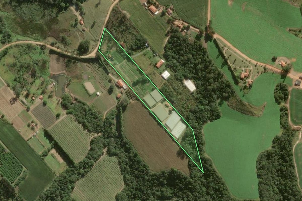 Imagem de satélite do imóvel rural em São Miguel Arcanjo (SP), com o contorno declarado no CAR desenhado por cima.