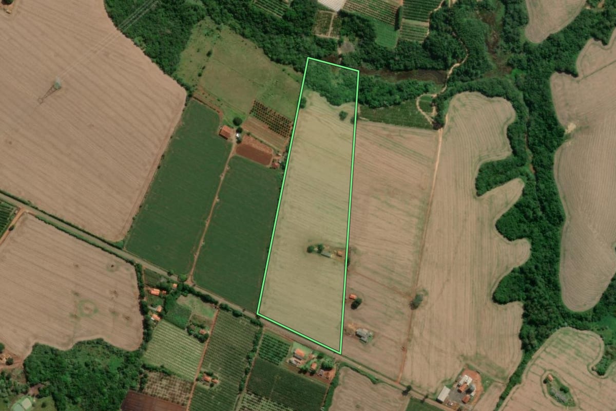 Imagem de satélite do imóvel rural em São Miguel Arcanjo (SP), com o contorno declarado no CAR desenhado por cima.