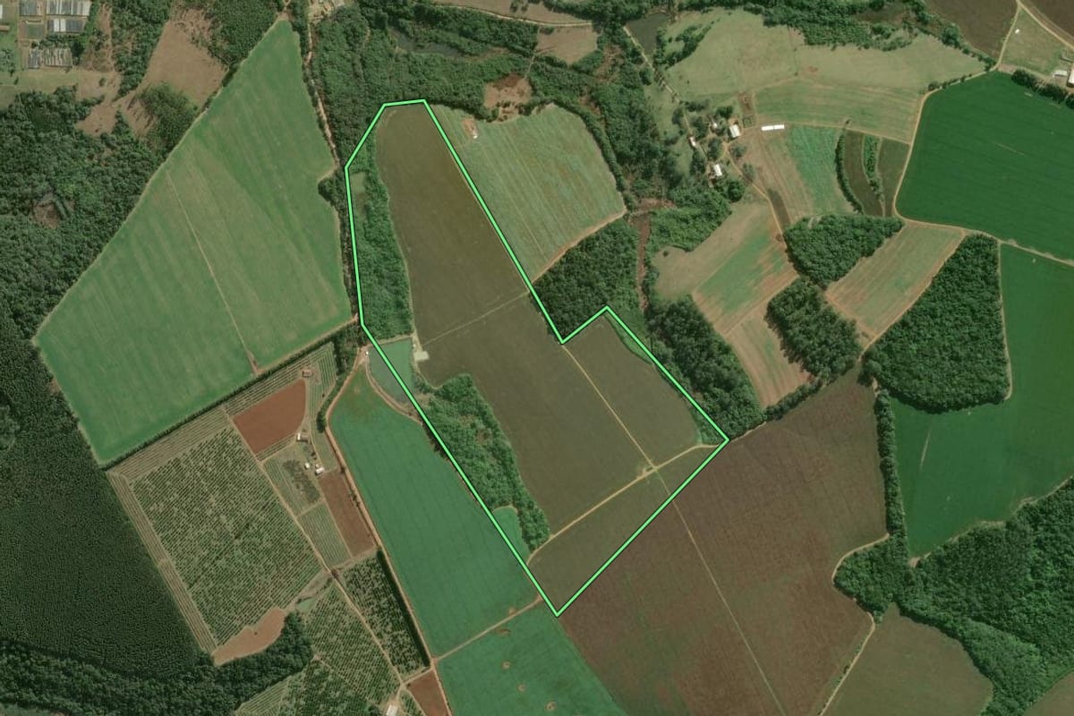 Imagem de satélite do imóvel rural em São Miguel Arcanjo (SP), com o contorno declarado no CAR desenhado por cima.