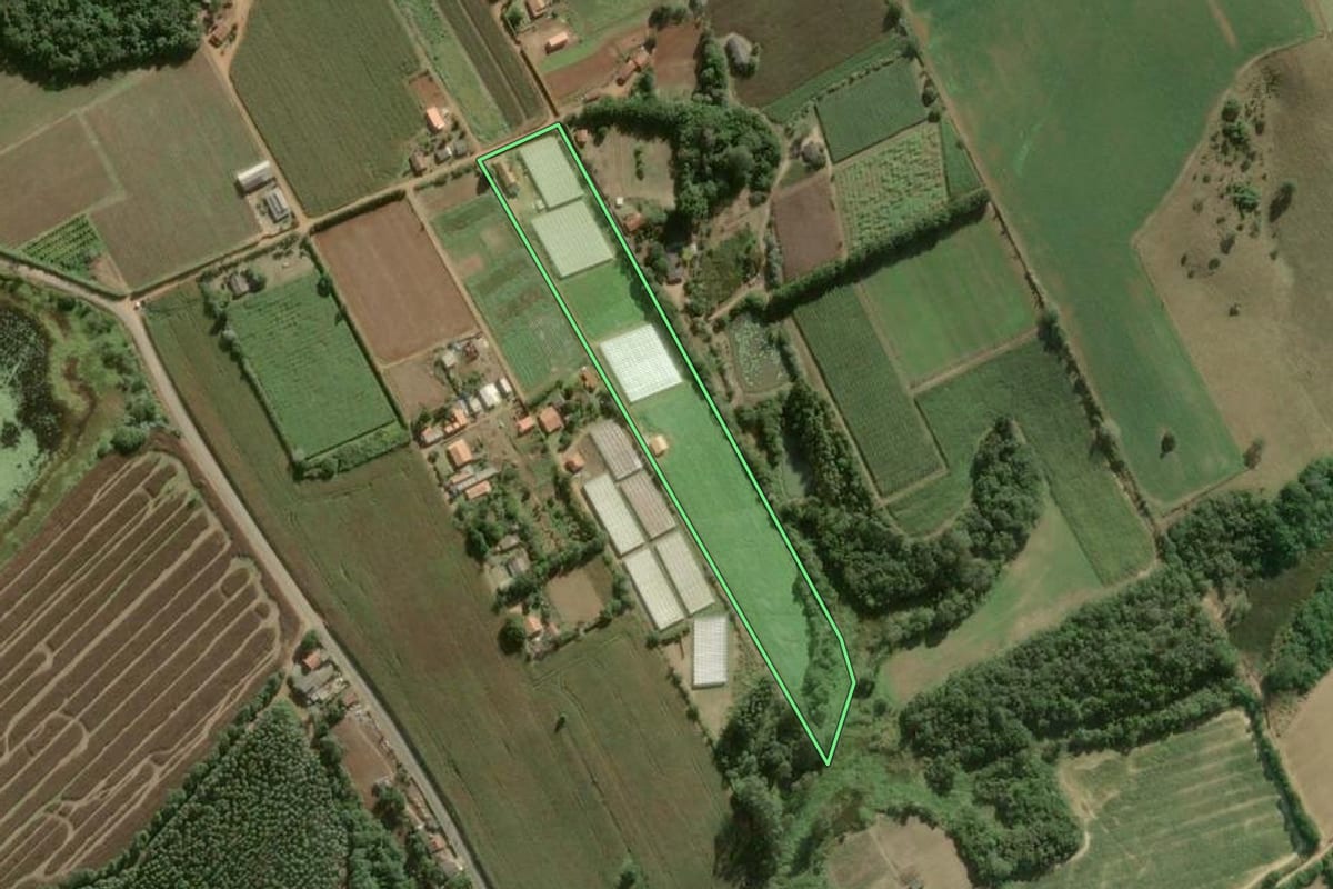 Imagem de satélite do imóvel rural em São Miguel Arcanjo (SP), com o contorno declarado no CAR desenhado por cima.