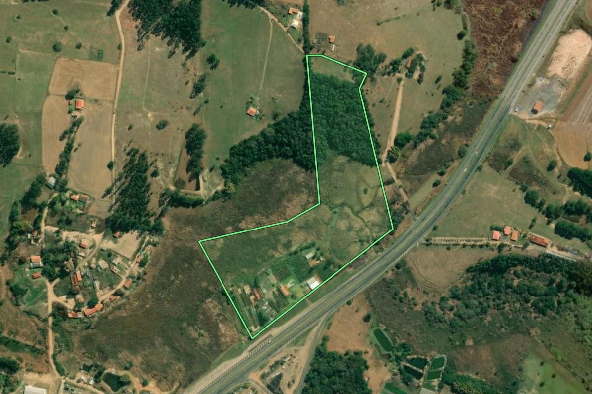 Imagem de satélite do imóvel rural em São Miguel Arcanjo (SP), com o contorno declarado no CAR desenhado por cima.