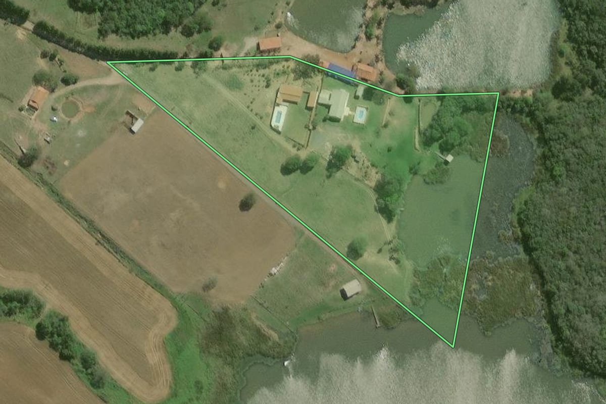 Imagem de satélite do imóvel rural em São Miguel Arcanjo (SP), com o contorno declarado no CAR desenhado por cima.