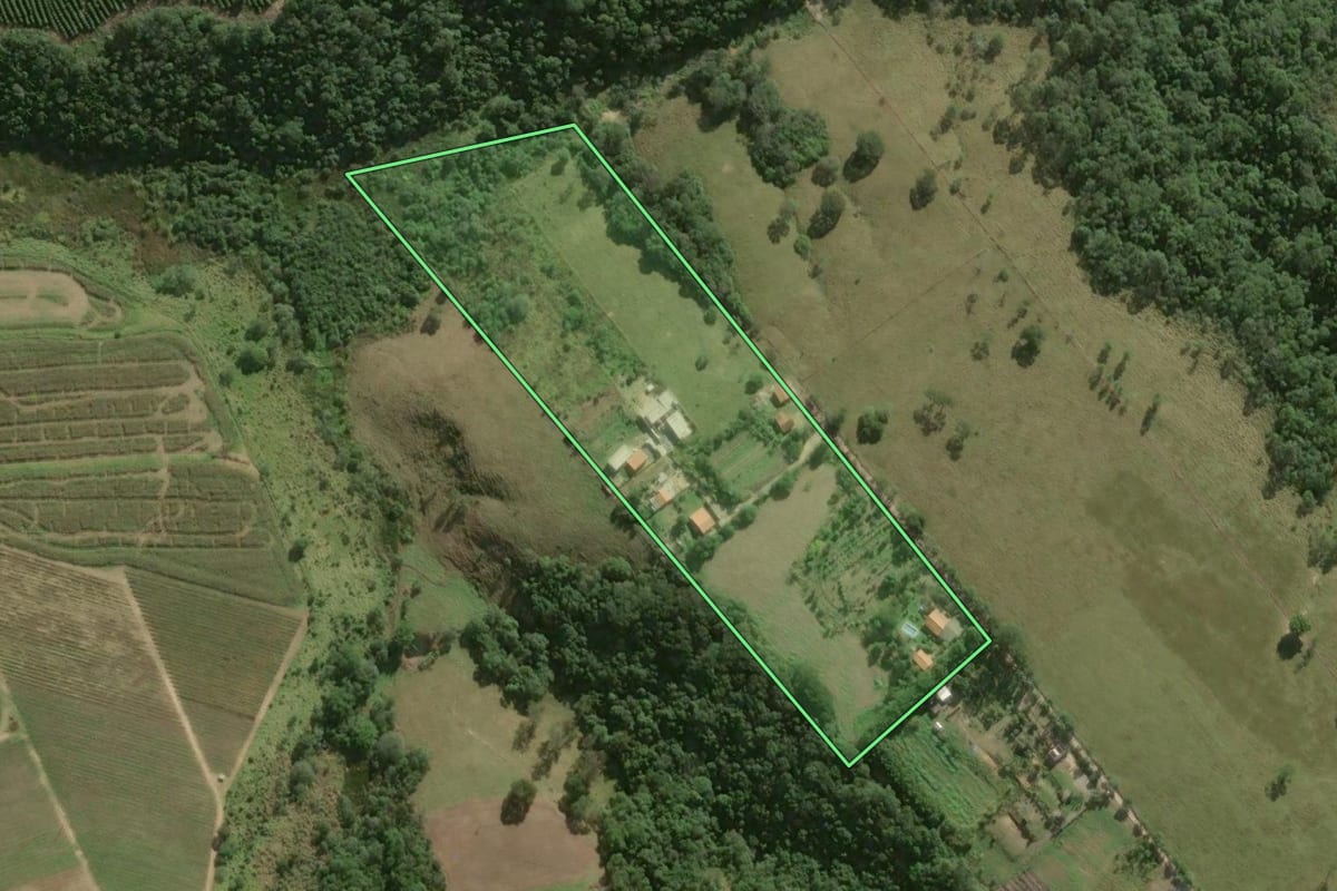 Imagem de satélite do imóvel rural em São Miguel Arcanjo (SP), com o contorno declarado no CAR desenhado por cima.