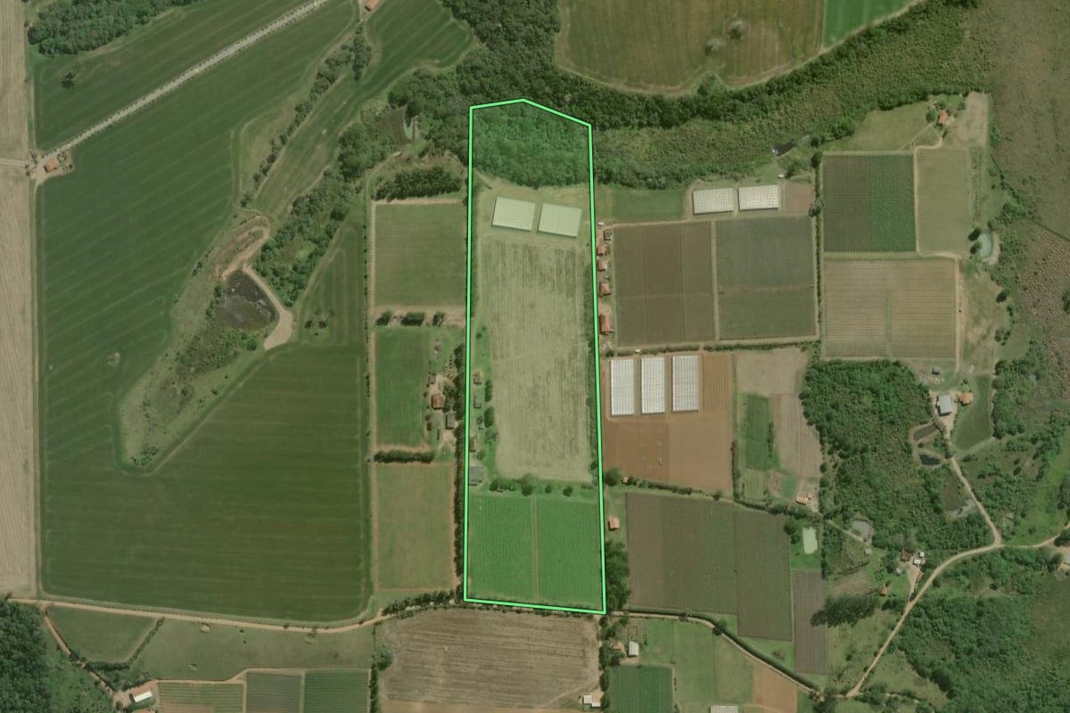 Imagem de satélite do imóvel rural em São Miguel Arcanjo (SP), com o contorno declarado no CAR desenhado por cima.